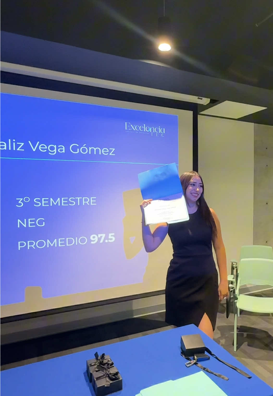 A post by @fervegs on TikTok caption: Fui el promedio más alto de mi generación en mi carrera y me dieron un diploma 🥹🩷. La verdad es que no me lo esperaba porque he tratado de tomarme la escuela con más calma desde que entré a la carrera.