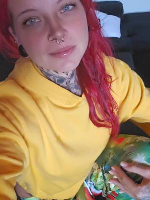 A post by @steff_fanny_dr3 on TikTok caption: #farbeunterdiehaut #teamcrazychaos #ostdeutschearroganz #wirsindnichtnackt #diegehirnakrobaten 