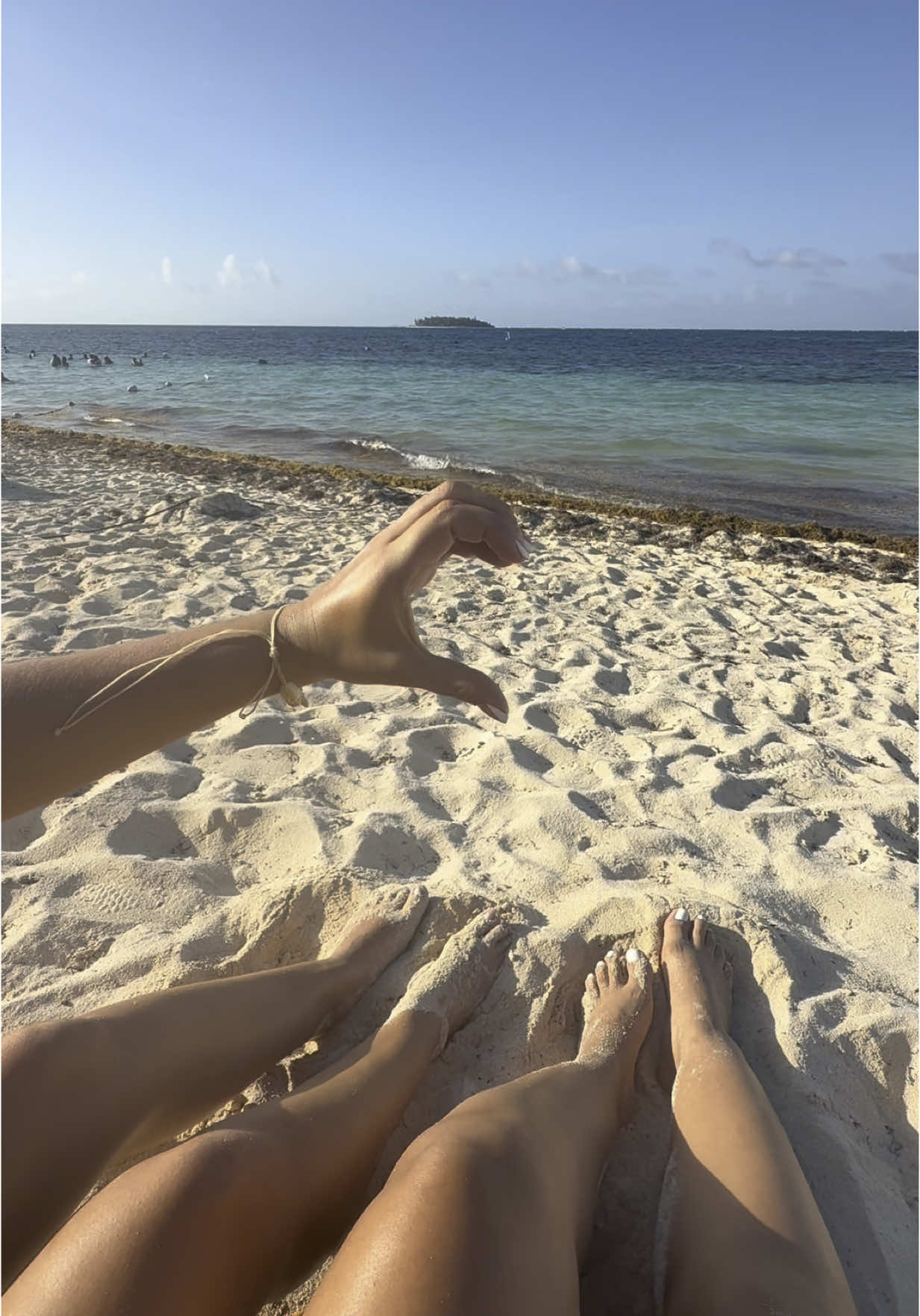 A post by @monicavallejooficiall on TikTok caption: Una frías para este clima 🤞🏽