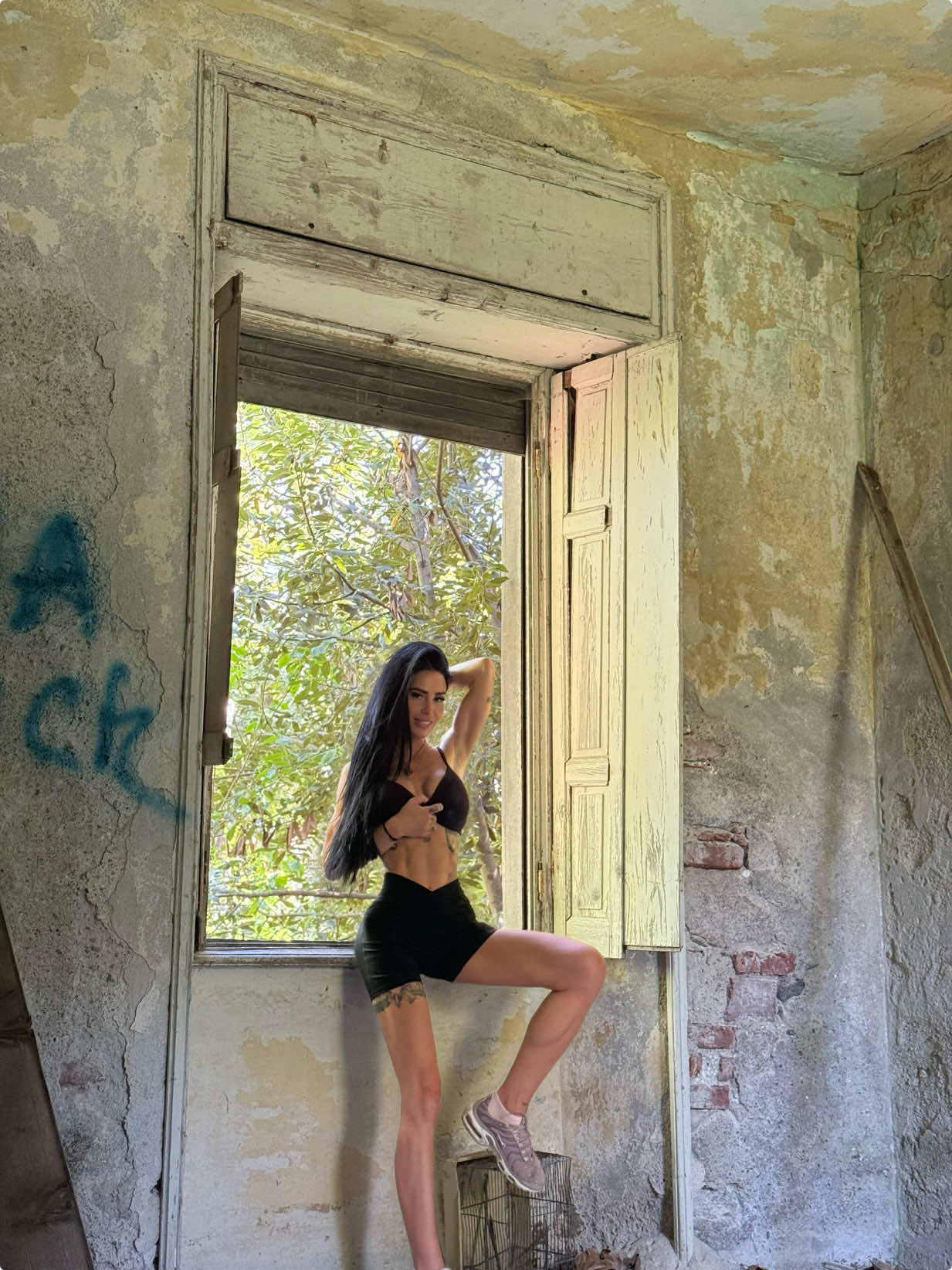 A post by @yelena_infernalfit on TikTok caption: “Se c’è una villa abbandonata… No, tranquilli, non ci troverete fantasmi. Ci troverete me. Satanista, vestita @yogamma store , probabilmente a fare uno shooting… o un rito. Dipende dall’umore.” “Comunque l’estetica è importante anche nell’evocazione.” #satanstily #villaabbandonata #darkhumour 