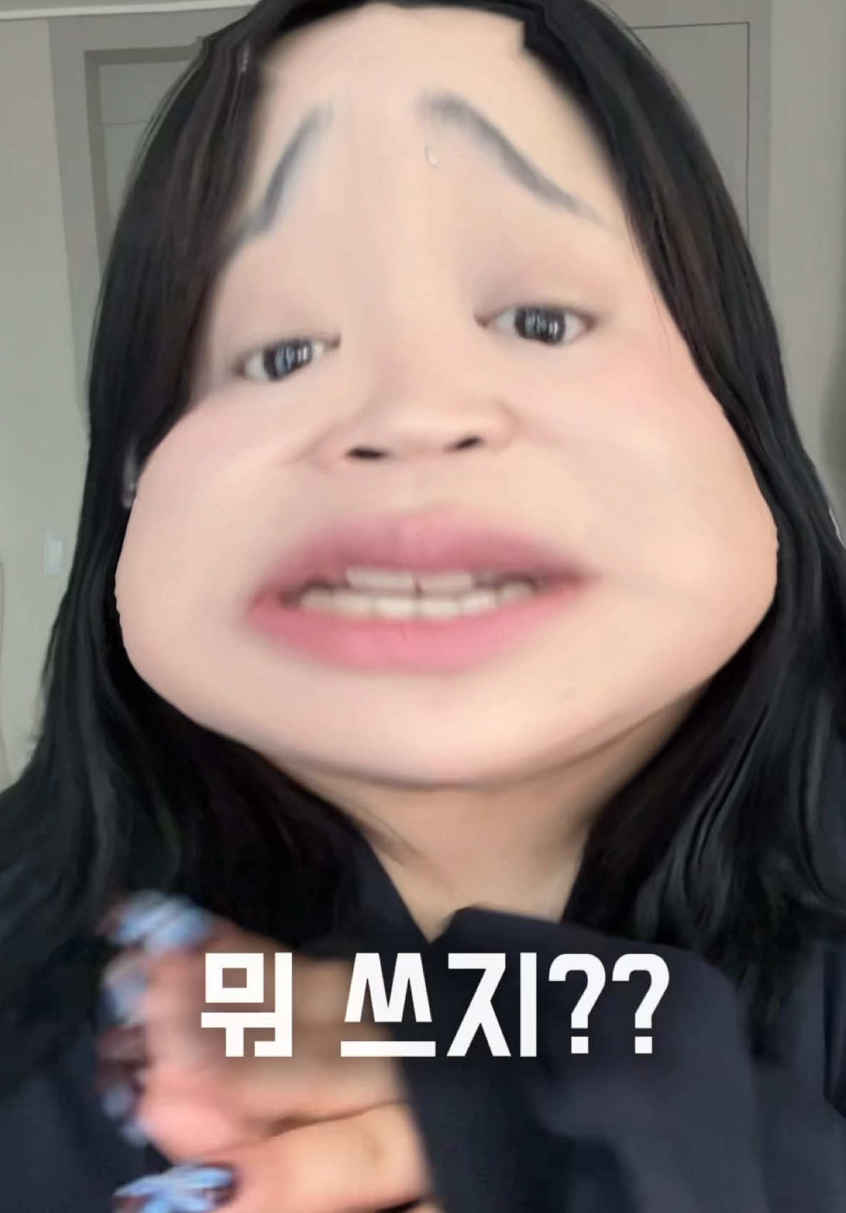 A post by @ssinxxi on TikTok caption: 피부가 편안해지는 선크림 & 선앰플? 이건 써보면 진심 느낌 옴 유기자차 무기자차 다 있음!!! 골라쓰셈 5/21 마켓 오픈, 다들 기다리삼 프롬리에 X 시네 EGF 무기자차 선크림 선런칭!! 5.21(Wed) 18:00 ~ 5.27(Tue) 23:59 Option1. 무기자차 선크림 or 워터 or 보송 선앰플 중 택 1 33,000원 > 17,600원 Option2. 무기자차 선크림 or 워터 or 보송 선앰플 중 택 2 + 워터 선앰플 미니 키링(16ml) 증정! 66,000원 > 31,800원 Option3. 무기자차 선크림 or 워터 or 보송 선앰플 중 택 3 + 워터 선앰플 미니 키링(16ml) 증정! 99,000원 > 42,000원 프롬리에 카톡 플친 추가하면 1,000원 추가 할인 쿠폰 증정하니까 꼭 쿠폰 받아서 할인 받아!#틱톡뷰티 #추천 #선크림 