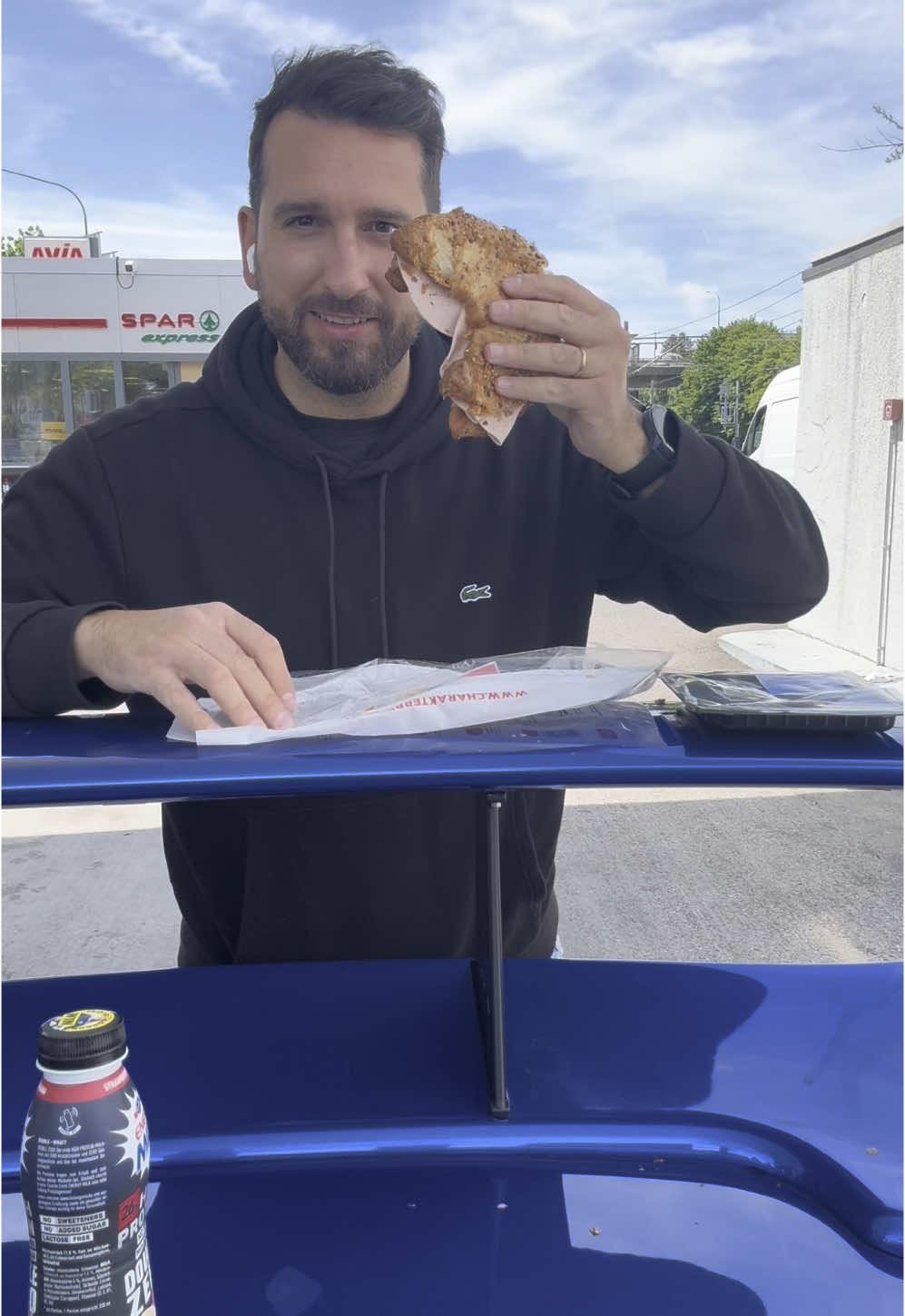 A post by @auto.clean.aguilar on TikTok caption: Comida de carretera Gourmet 🤣 #humor #coches #comida #michelin #emprendimiento #compraventa #compras #restaurante 
