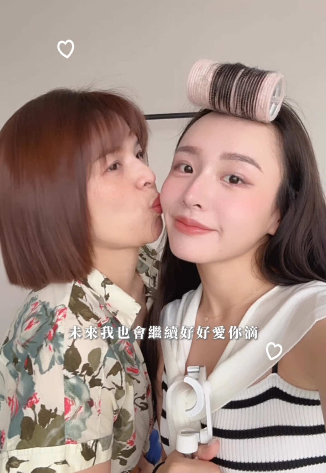 A post by @yuhan7166_ on TikTok caption: 印象最深刻的是， 我人生第一次去外面打工的時候 我因為沒有注意到火源， 不小心在客人面前，燒了衛生紙😵‍💫 我回家直接在我媽面前大爆哭⋯⋯ 後來呢，我媽就跟著我一起去上班了haha （重點當時候的他，白天還有別的工作） 想到這件事的時候，我就直接淚崩了⋯⋯ 我覺得這世界最磨人的真的就是， 明明我們彼此都是愛對方的， 卻會因為不懂怎麼表達，而傷害了彼此。 或是因為太習慣看自己沒有的地方， 而放大了對方的缺點，忽略了他所有的美好。 卻忘了，我們彼此都不可能是完美的存在。 有句猶太諺語說 ”上帝無法照顧到每個人，所以祂創造了母親” 我想⋯父母的愛，絕對是這世界上最接近真愛的了。