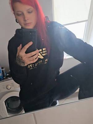 A post by @steff_fanny_dr3 on TikTok caption: #diegehirnakrobaten #wirsindnichtnackt #ostdeutschearroganz #teamcrazychaos #farbeunterdiehaut 