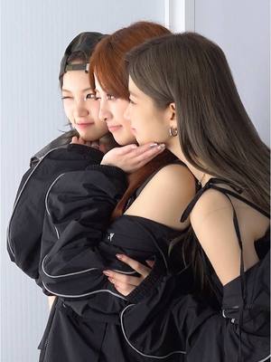 A post by @le_sserafim on TikTok caption: 사진 포즈는 핌둥이들처럼📸 #LE_SSERAFIM #르세라핌 #EASY_CRAZY_HOT #EASY_CRAZY_HOT_IN_INCHEON 