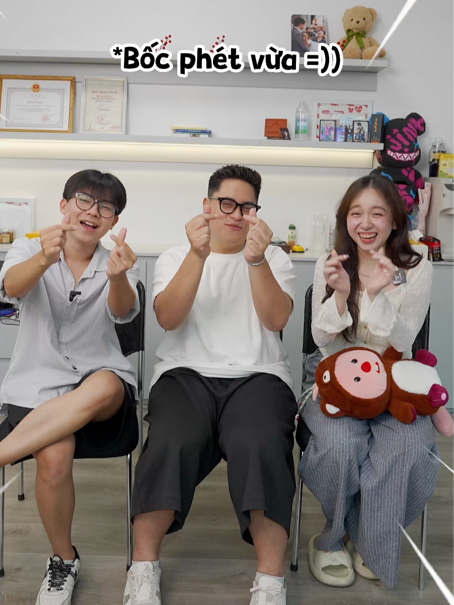 A post by @schannelvn on TikTok caption: Chúng tôi GIỐNG NHAU: Những bí mật lần đầu được tiết lộ =))) #schannel #LearnOnTikTok