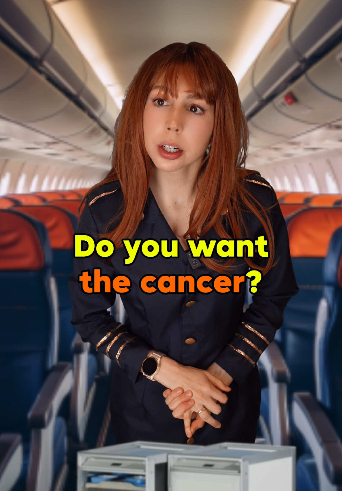 A post by @carolinakowanz on TikTok caption: ✈️ Misunderstandings on the plane😭#english #englishlearning 