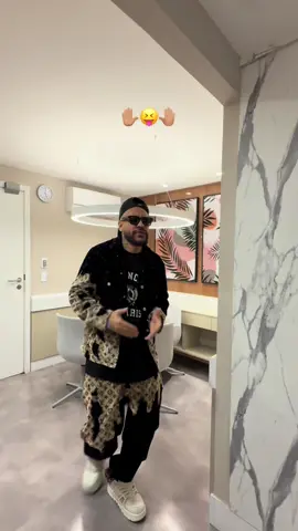 A post by @sosianey on TikTok caption: Se liga, geral tá falando de quanto eu ganho, mas a verdade é uma só: cliente apaixonado merece desconto! ✋🏽😝🤚🏽 #clienteapaixonado #neymar #fyp 