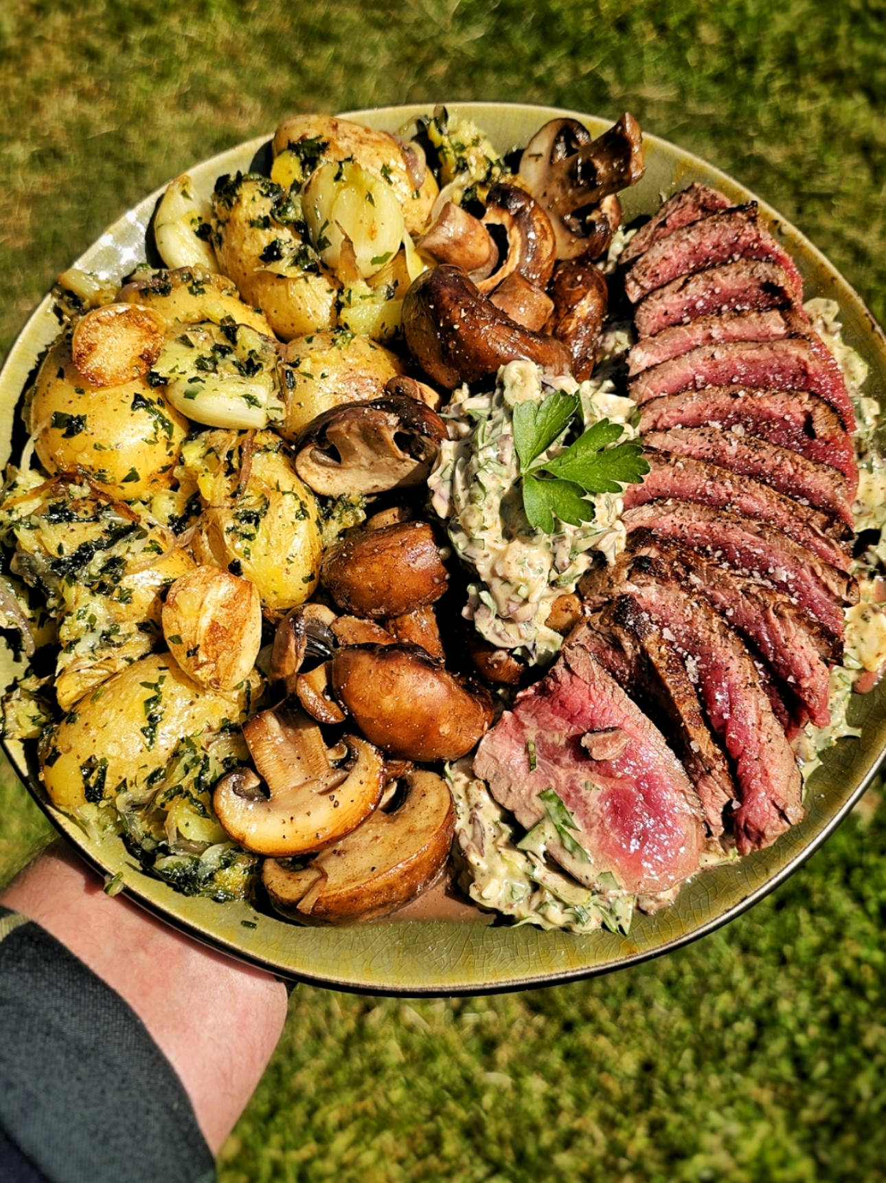 A post by @bonne_pitance on TikTok caption: Du beurre ! Du beurre ! Du BEURRE ! Allez, bon app ! L'abus de beurre est dangereux pour la santé à consommer avec modération.