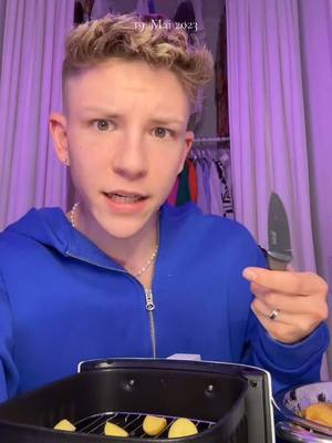 A post by @iamzuckerpuppe on TikTok caption: Mehr in unserem Podcast 😌 