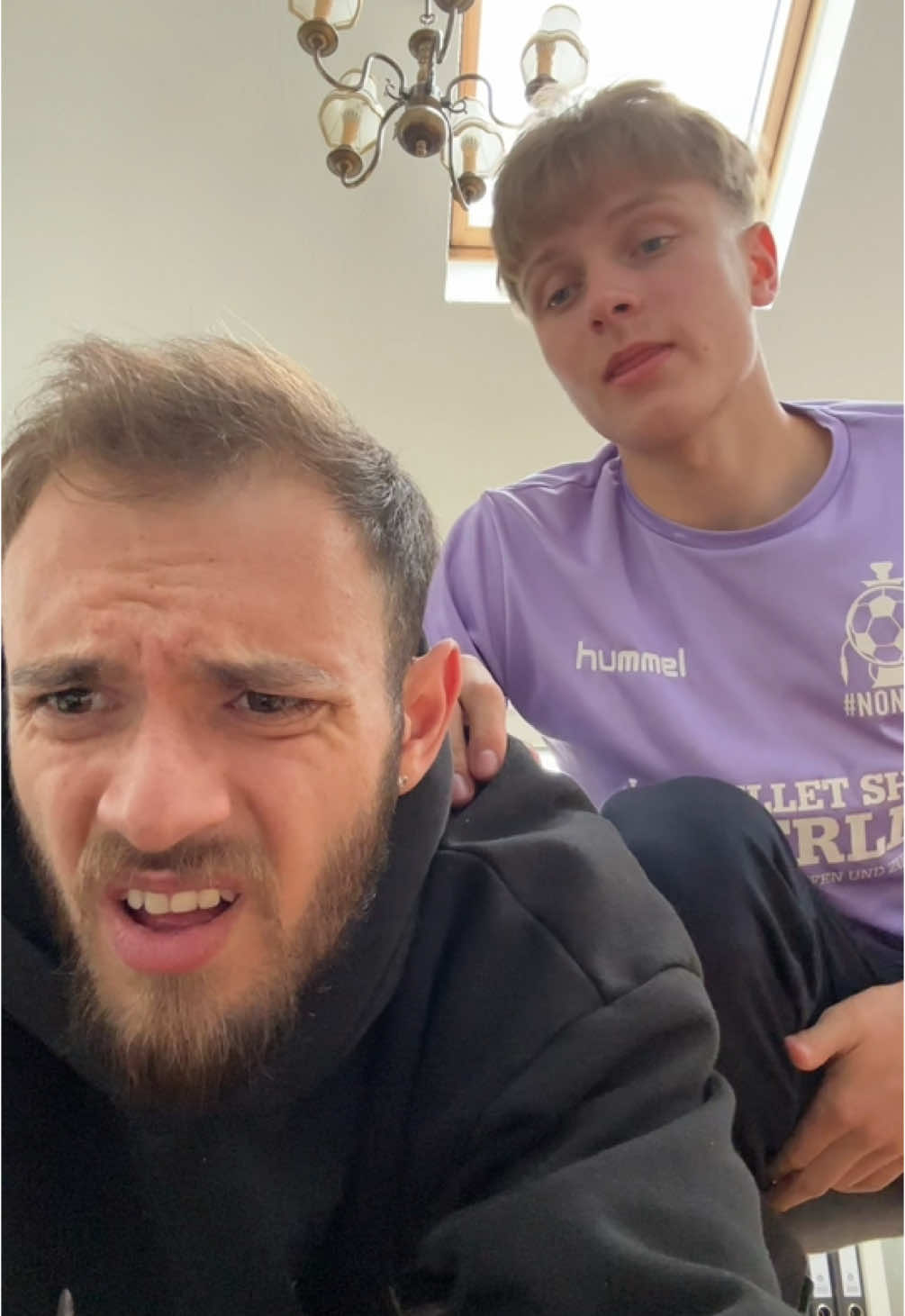 A post by @samuelbartz on TikTok caption: WO-KABEL-HEFT #comedy #explore #explorepage 