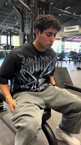 A post by @daddy.aioli on TikTok caption: Muy tarde bro… #fyp #parati #gym #ejercicio #workout #fitness #ejercico #humor 