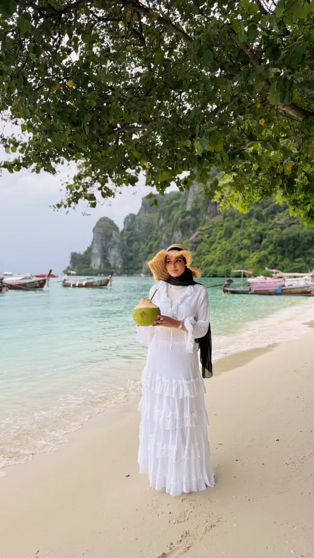 A post by @rahmalaribi_ on TikTok caption: Summer time 🍉⛱️🌞😎🌊🪼🦦🐚🦀🐠🦑🌸🎀🍬