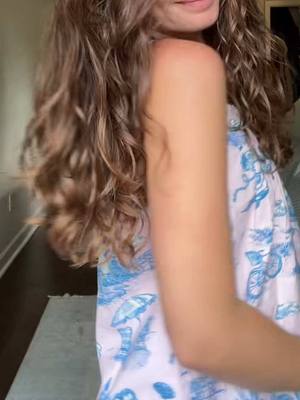 A post by @carlyvandyke_ on TikTok caption: like oh ! #wavyhair #wavyhairtutorial #wavyhairroutine 