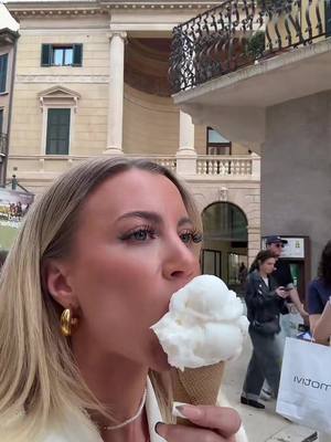 A post by @hannihase on TikTok caption: Chaos in Verona 💗🍋💫✨ @Daniel Rocco @berfin #fy #fyp #foryou #geschenke #urlaub #freunde #friends #happy #love #family #besties #couple #italien 