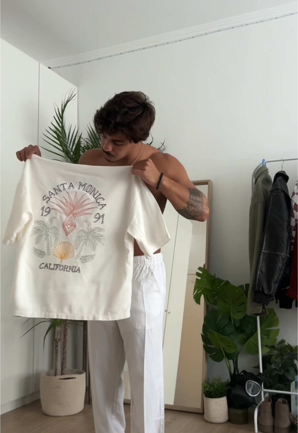 A post by @joaogfsantos on TikTok caption: Bem vindo calor 🌞 @Pull&Bear #pullandbearcommunity #fyp #fitcheck #grwm 