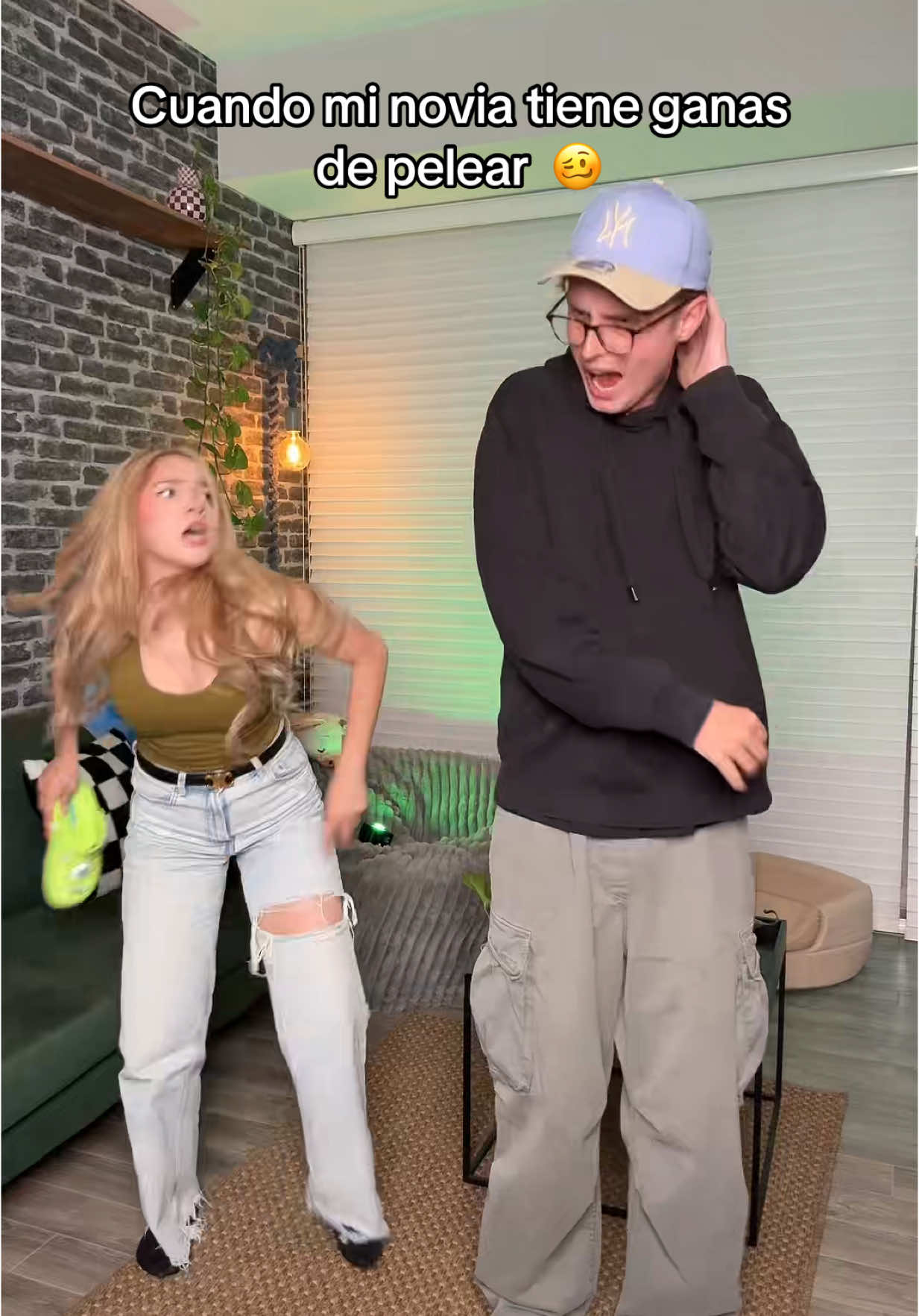 A post by @dayanaraurios on TikTok caption: Dolió el chanclazo 🩴🤣 JAJAJA 