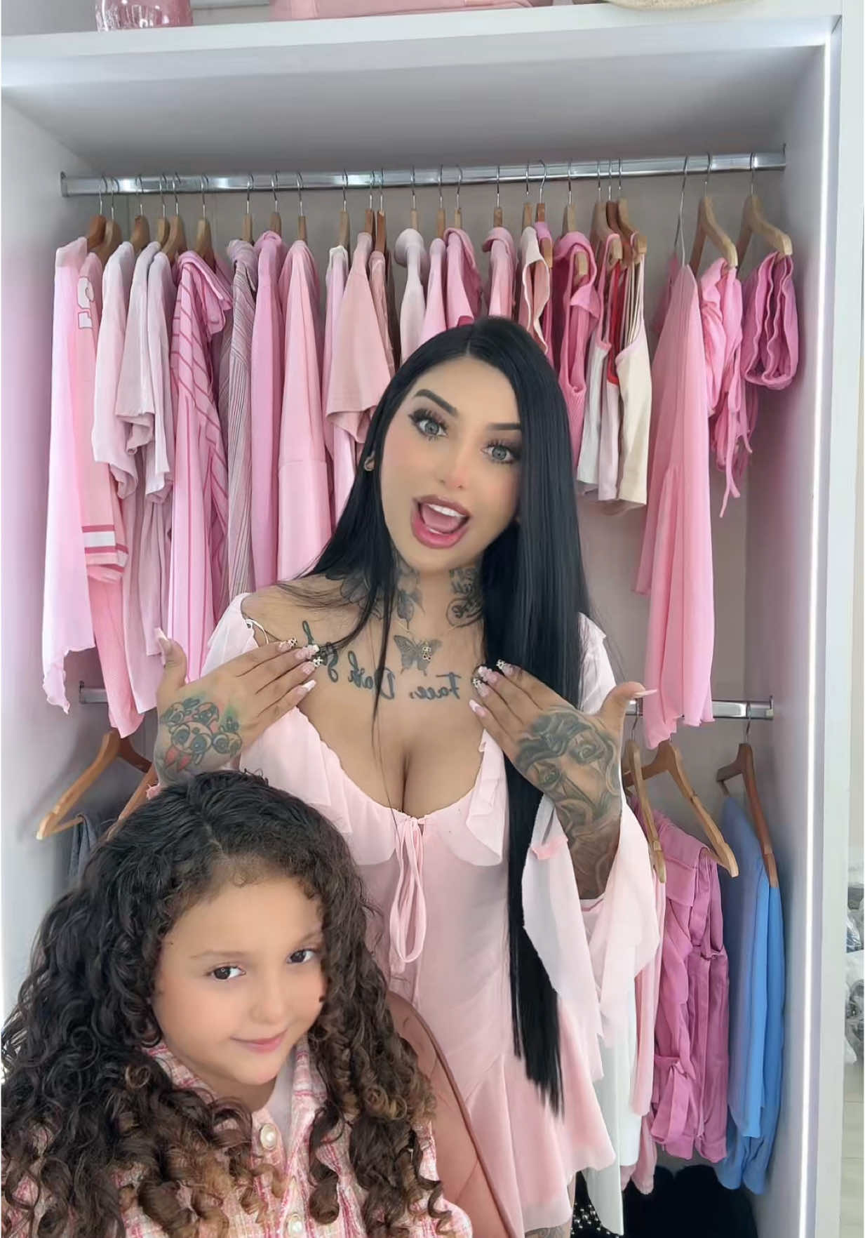 A post by @_soficmunoz18 on TikTok caption: Tengo una muñequita crespa real 😍🧸🩷🎀 se llama Emily ✨