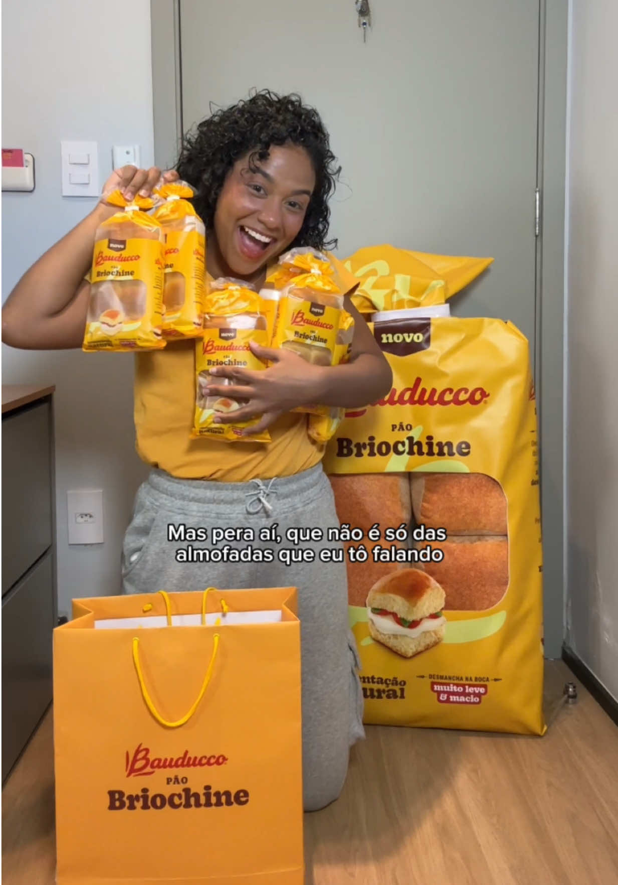 A post by @palomasouza.s on TikTok caption: Duvido voce ter visto um umboxing mais fofo do que esse! Ainda tô chocada com o tamanho do Bauducco®️ Pão Briochine que mandaram aqui pra casa, com certeza o lançamento mais delicioso que ja vi 🤩✨ @bauducco  *publi