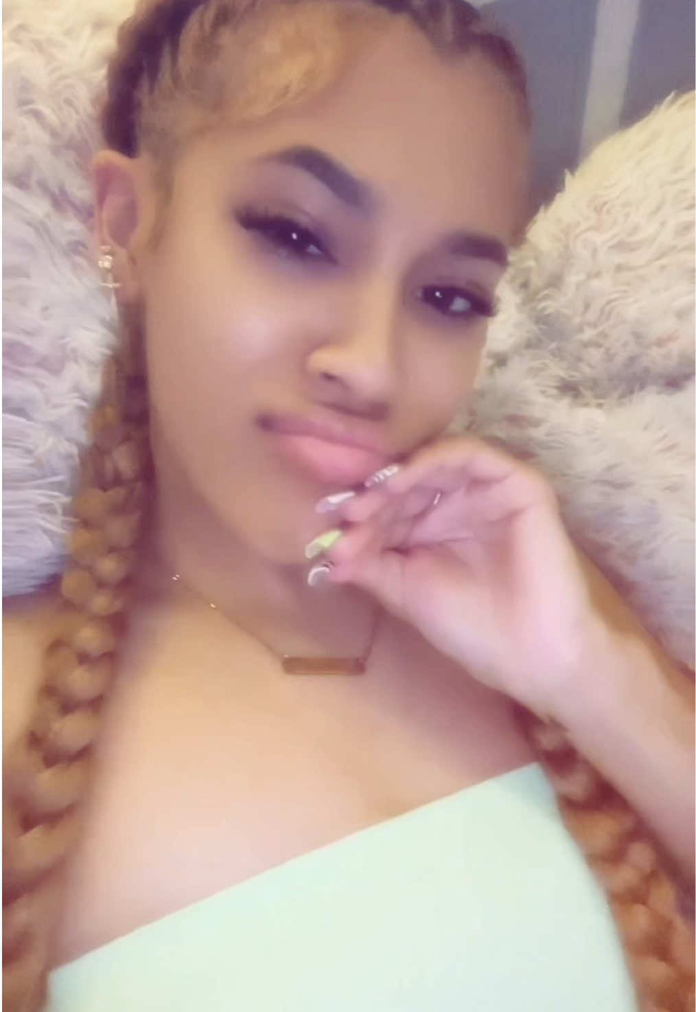 A post by @aliyahtiara_ on TikTok caption: Idk why it glitched 🚶🏽‍♀️ #fyp #fypシ #xyzabc 