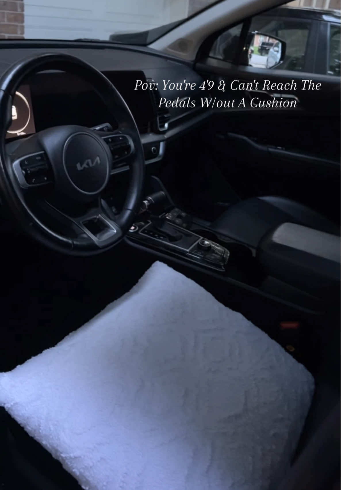 A post by @aiisha_g0lden6 on TikTok caption: #fypage #short #heightproblems #foryoupageofficiall #driving 