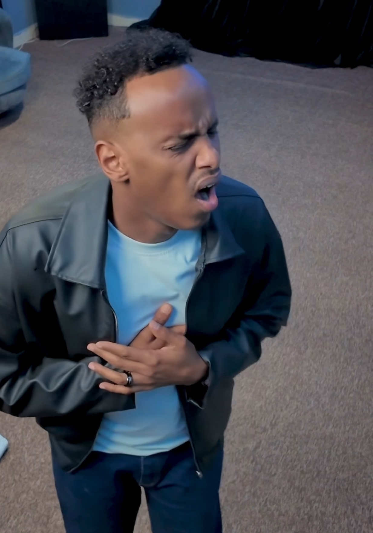 A post by @abdalajamaal on TikTok caption: Sheekada ha inaga xumayn 😩 #abdalajamaall #somlitiktok #somaliyoutubers #hargeisa #muqdisho 