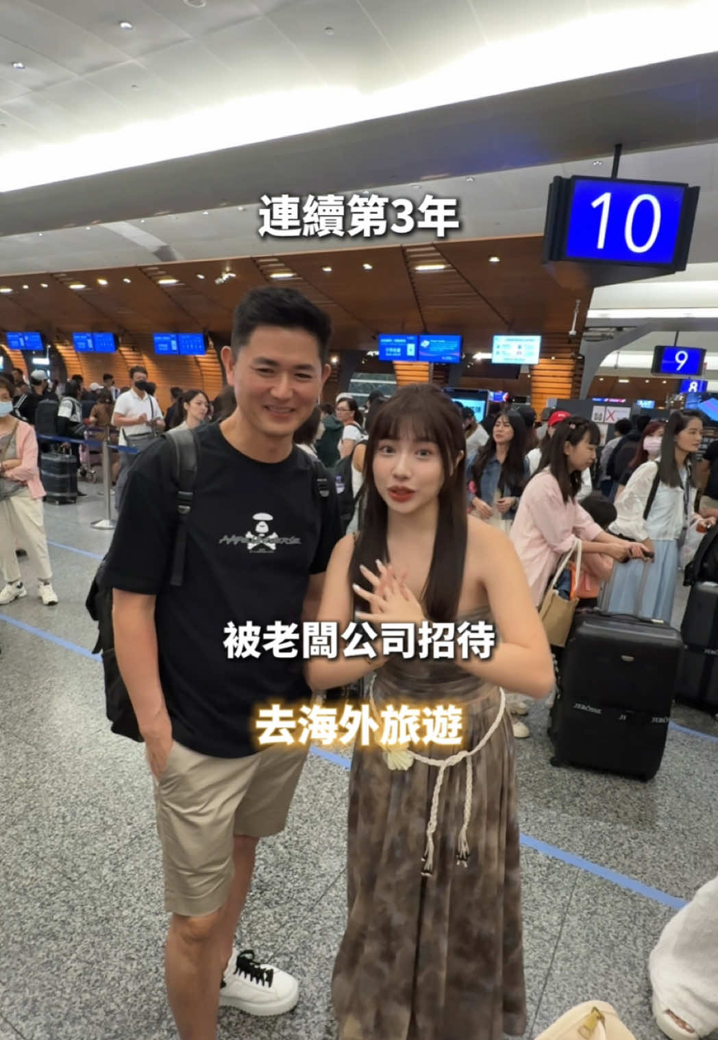 A post by @doublegirl_ on TikTok caption: 第3年被公司招待免費海外旅遊啦✈️ 第一年去峇里島🇮🇩 第二年去新加坡馬來西亞🇸🇬🇲🇾 第三年來泰國🇹🇭 海外旅遊又突破人數啦💗400人 這次團隊包含家屬帶了12人🥰！分兩個班機坐 去年半門檻加入的夥伴今年也一起來了！ 所以現在半門檻加盟活動你一定有機會！ #婕樂纖 #海外旅遊 #泰國 