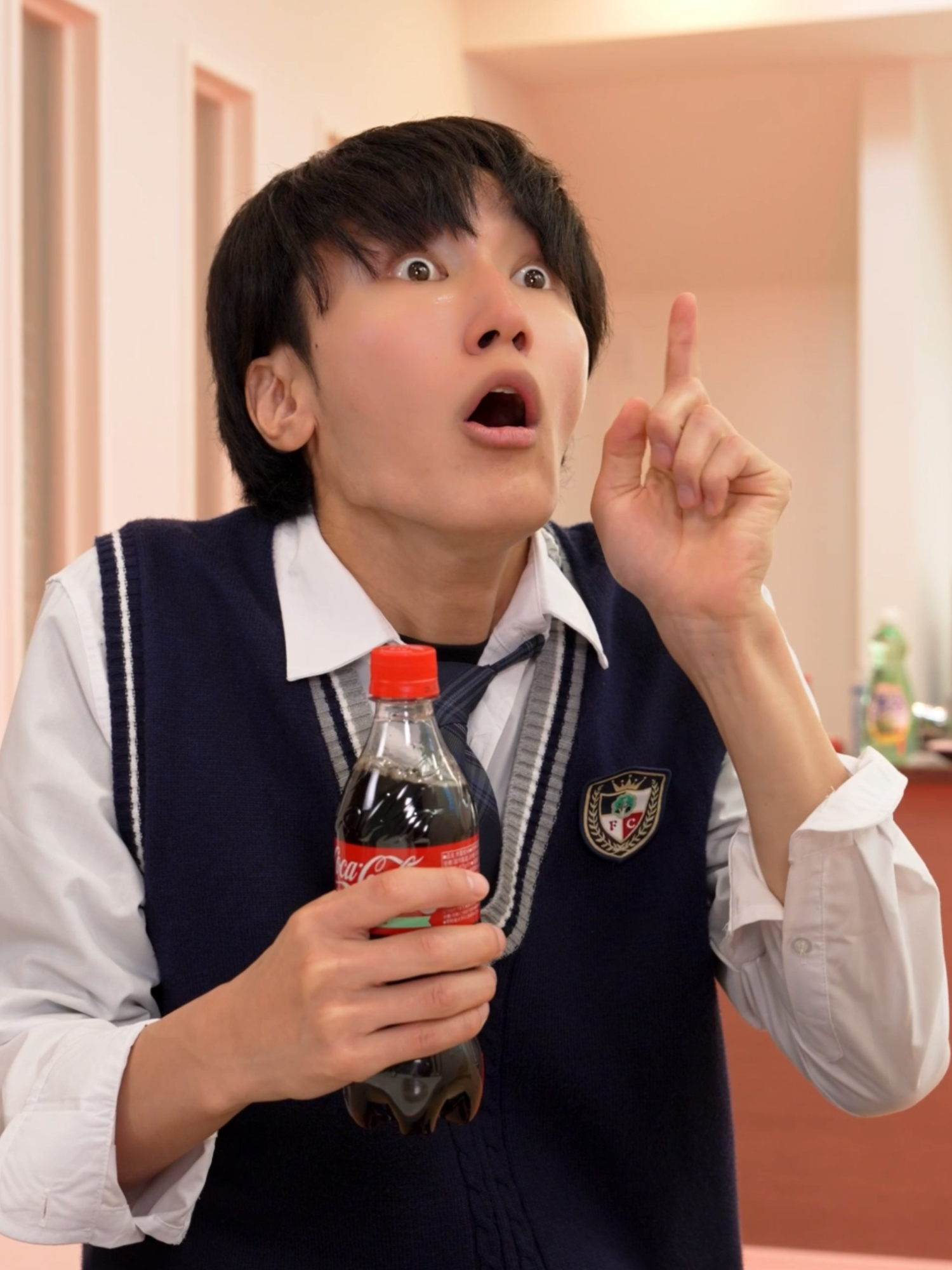 A post by @issei0806 on TikTok caption: Just a Little Life Hack🩹🥤❣️ #viral #trending #lifehacks #friends #reaction #funny #funnyvideos #memes #story