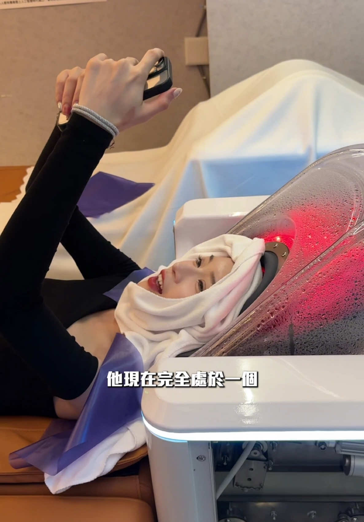 A post by @0207celine on TikTok caption: 美女們終於不用自己洗頭了 ( ･ิө･ิ) 150元就可以來體驗Ai科技洗頭 不是業配喔 ✨🐕 台北市大安區師大路83巷10號 12:00-00:00 #洗頭 #洗頭自由 #ai