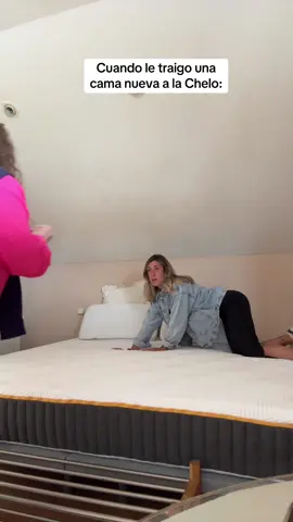 A post by @aleagullosm on TikTok caption: Cuando le traigo una cama nueva a la Chelo JAJAJAJA #aleagullosm #caracuadrada #HUMOR #mama 