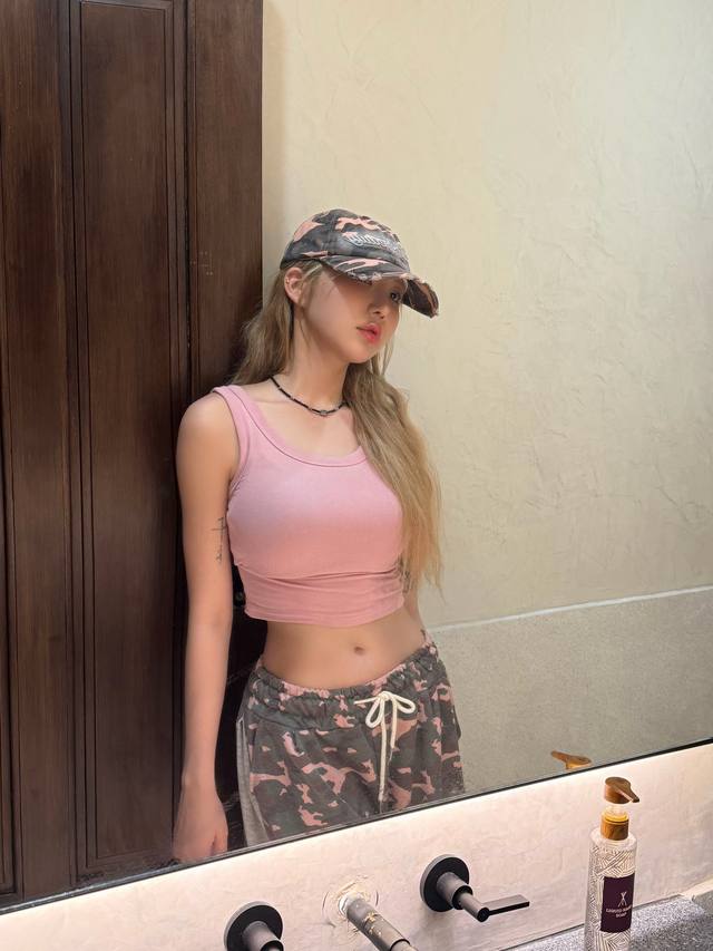 A post by @sia_jiwoo on TikTok caption: I love pink 