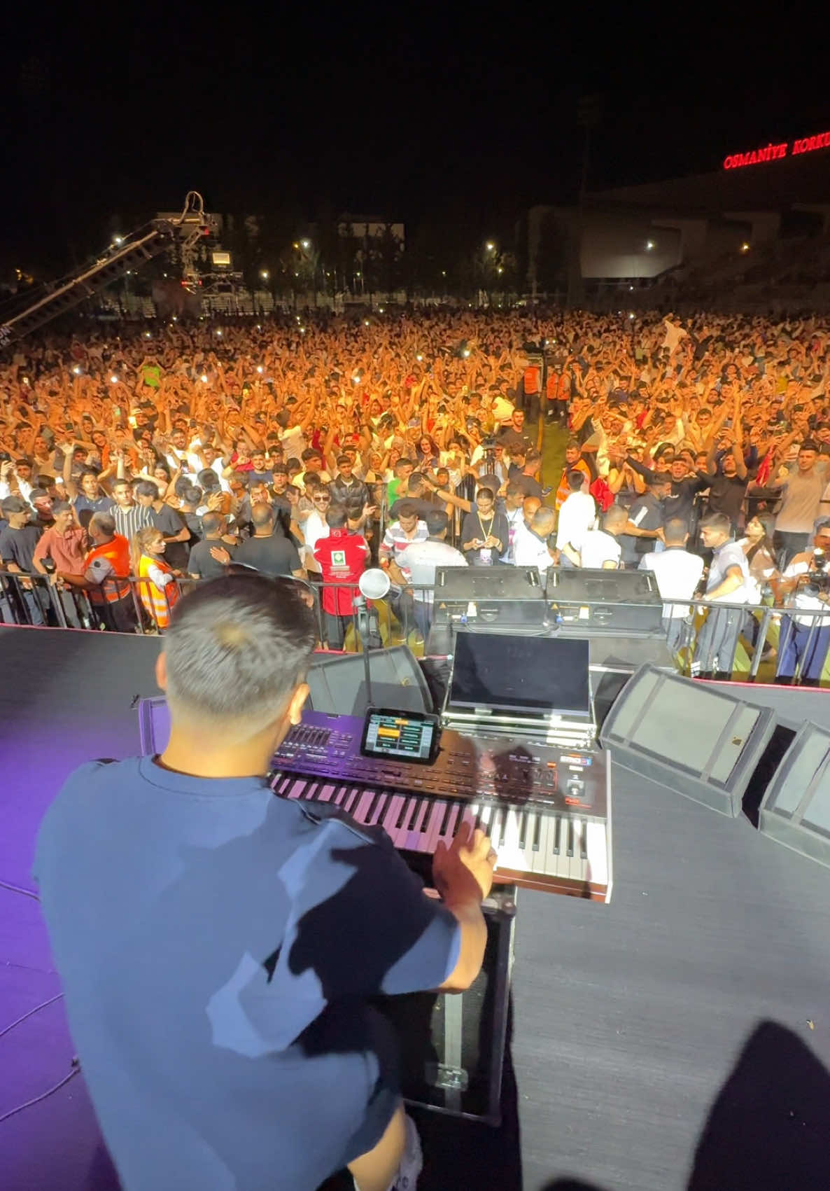 A post by @enescinpolat on TikTok caption: KONSERDE ELLERİ KALDIRANLAR NERDE ? 