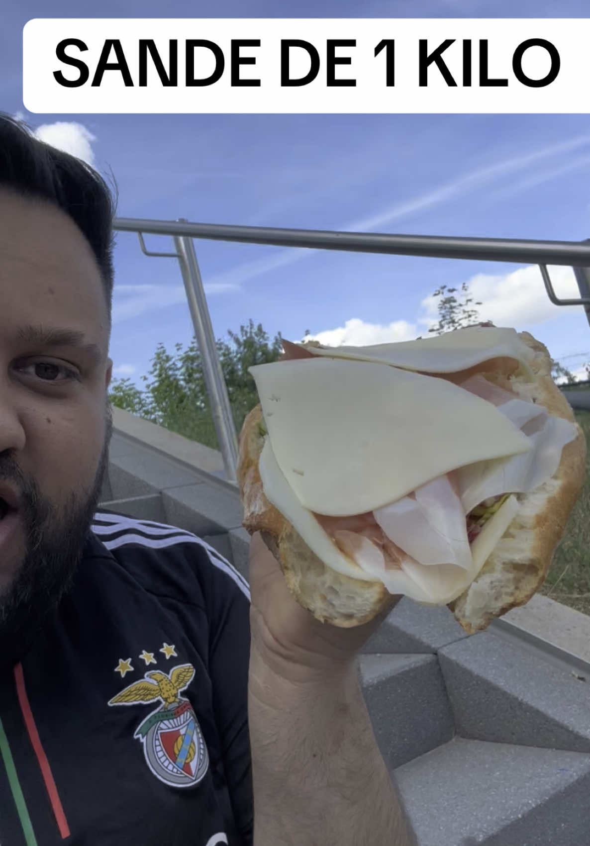 A post by @ on TikTok caption: SANDES DE 1KILO#fyp #ciganos #carlosbombaoficial #comedia #frankfurt #portugal🇵🇹  
