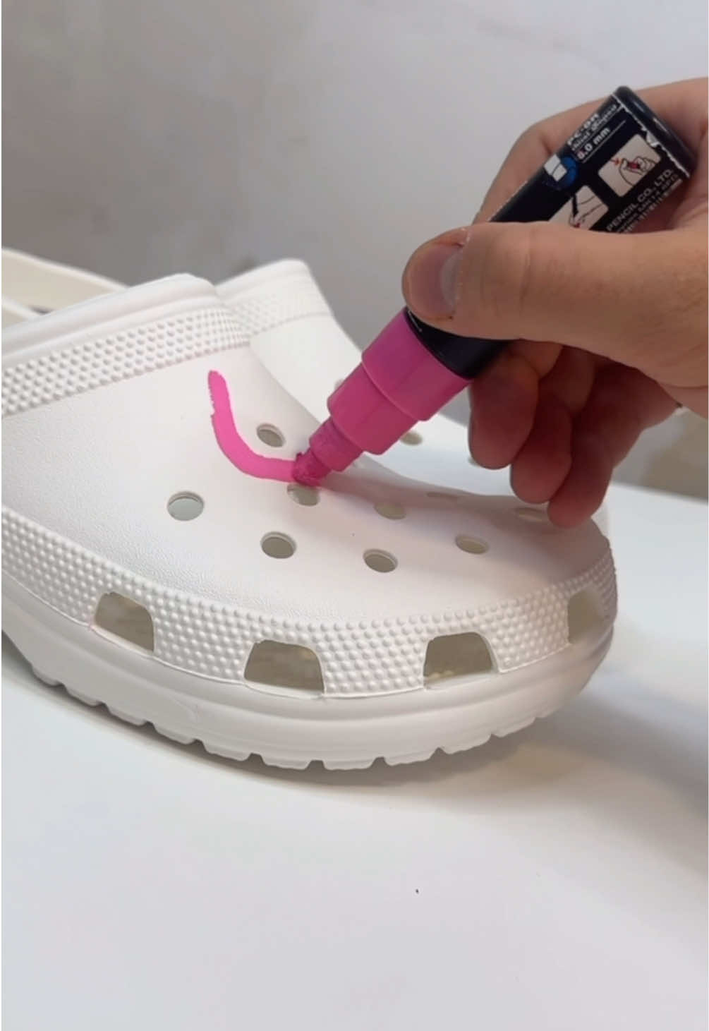 A post by @leomahalo on TikTok caption: my sisters crocs were the perfect canvas .. 👀 #satisfying #coloring #customized #drawing #oddlysatisfying 