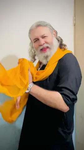 A post by @yousuf_pathan on TikTok caption: Akaly ma kis vedio bani han batao #tik_tok #viralvideo 