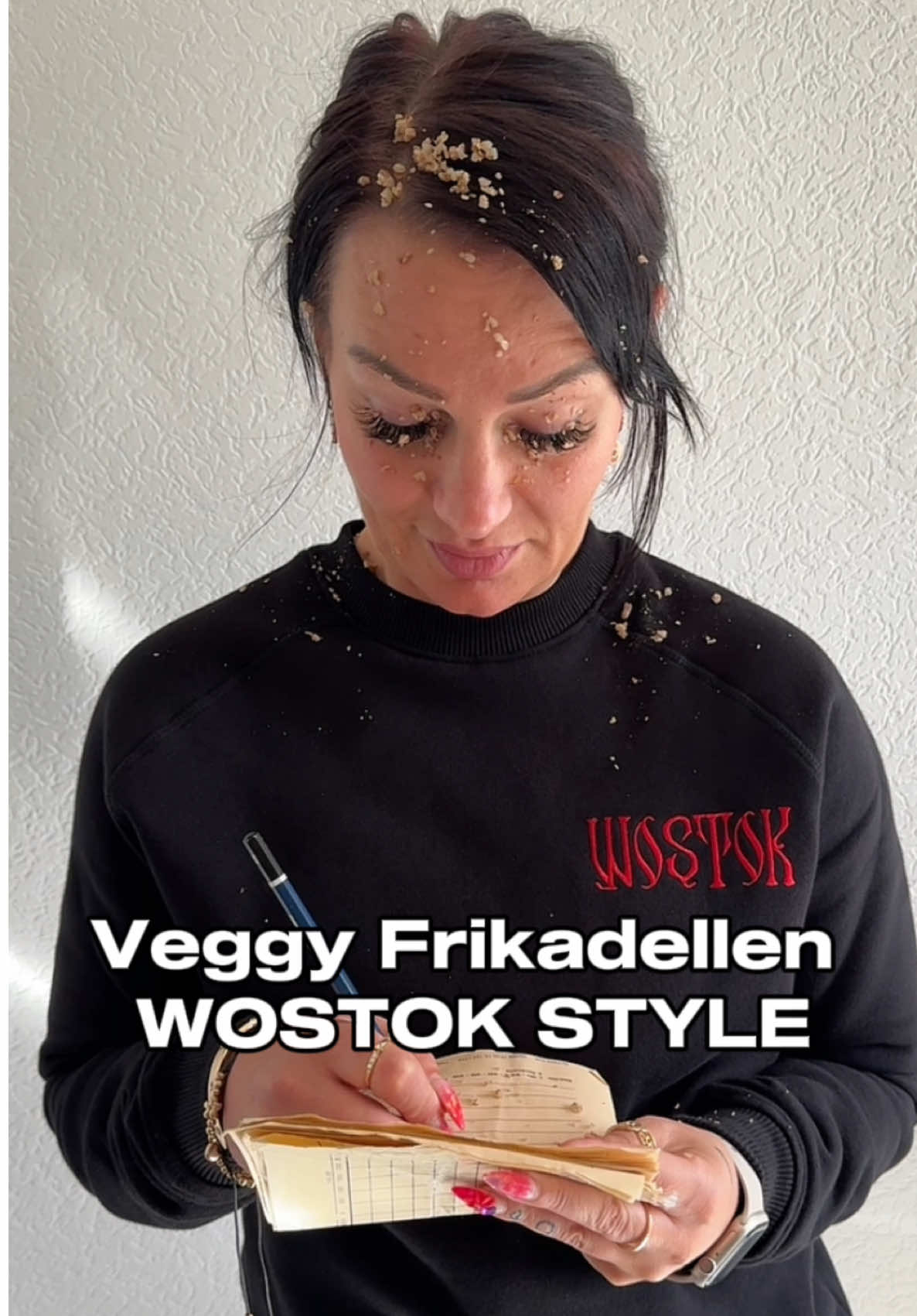 A post by @wostok_style on TikTok caption: Vegetarische Frikadellen 🍘 Wostok Style 👌🏼👨🏻 Zutaten: 200g Buchweizen 📖🌾 2 große Kartoffeln 🥔  3 Knoblauchzehen 🧄 1 Möhre 🥕 1 rote Zwiebel 🧅  2 Eier 🥚  Petersilie & Dill 🌿🌱 Salz, Pfeffer, Gewürze nach Wahl 🧂 Zubereitung: Buchweizen kochen oder 20min mit geschlossenem Deckel in kochendem Wasser ziehen lassen. Danach mit Handmixer zerkleinern und mit allen anderen geriebenen Zutaten, sowie Gewürzen zu einer Teigmasse vermischen. Kleine süße Frikadellen formen und im Butterschmalz goldbraun anbraten. Schmand, Olivenöl und Spritzer Zitrone vermengen oder anderen Dipp nach Wahl servieren. Leeeckerchen 👌🏼👨🏻