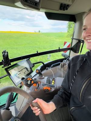 A post by @paulas_landleben on TikTok caption: 🚜🌾🫶🏼 #landwirtinausleidenschaft #landwirtschaftistleidenschaft #landwirtschaftausleidenschaft #farmgirl #farmgirllife #landwirtin #landwirtschaft #farmgirls #grünland #johndeere #johndeerearmy #fendtglobal #johndeerepower #johndeerelovers 