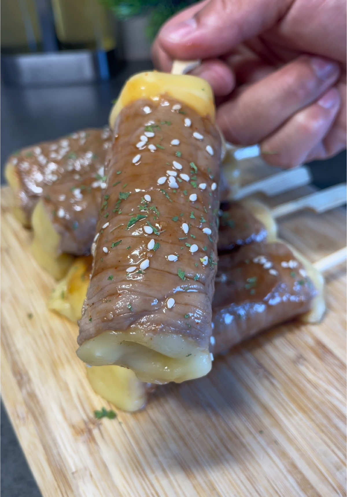 A post by @malcomsfood2 on TikTok caption: Brochette/Yakitori de bœuf au fromage 🧀 🥩 #recette #recettefacile #recettesimple #recettesimple #recetterapide #manger #easyrecipe #ideerecette #ideerepas #asianfood #yakitori #beef #boeuf #cheese #fromage #cheesy #food #humour #pourtoi 