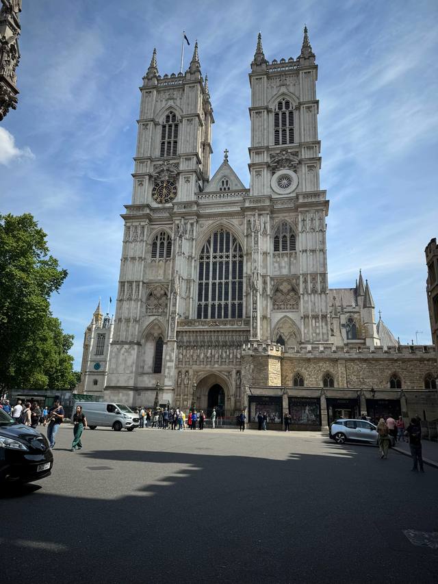 A post by @florenceetsondrole on TikTok caption: Abbaye de Westminster
