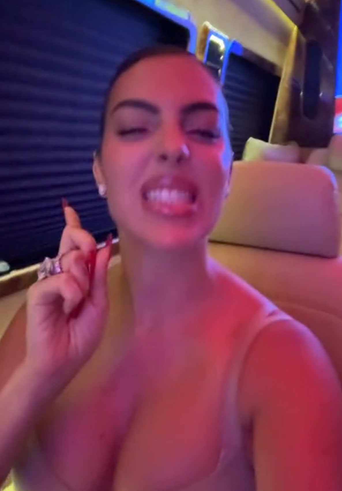 A post by @georginagio on TikTok caption: Ojo de loca no se equivoca 👁️ 
