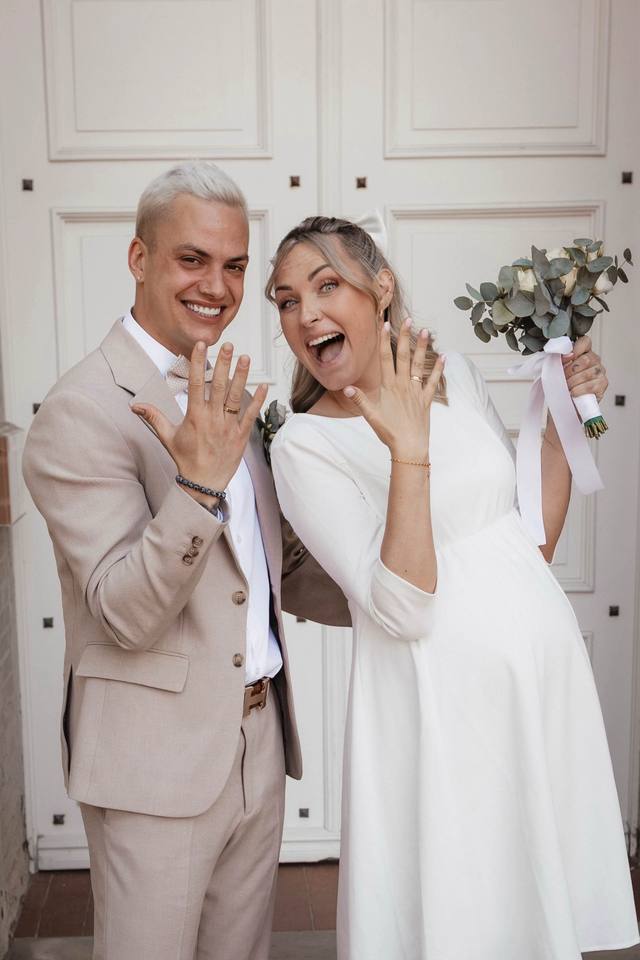 A post by @aliciasmumlife on TikTok caption: „Komm Schnuffi, wir machen es einfach.“ „Nein, ich wollte dir schon gerne einen Antrag machen… und was ist mit deiner Twilight-Traum-Hochzeit?“ „Ich brauch keinen Antrag nach drei Kindern, Haus und Hund. Ich weiß, dass wir immer zusammen bleiben werden. Wenn du das möchtest, kannst du das doch trotzdem, ich möchte diesen Tag nur für uns.“ „Wie?“ „Selbst wenn wir irgendwann groß heiraten, dann behalten wir diesen Tag immer nur für uns - für unsere Familie. Kein Stress, keine großen Vorbereitungen, keine Einladungen - wir heiraten, nur wir beide. Nur wir, unsere Kinder und unsere Trauzeugen.“ Genau so kam es dazu und wisst ihr was? Es war perfekt.Ds passt so zu der Ironie unserer Beziehung nach oder in dem verflixten 7. Jahr zu heiraten. Bei uns gab es keine rosa-rote Brille, Nein im ersten Jahr haben wir so viel gestritten und Fehler gemacht  und doch hat irgendwas uns immer am anderen gehalten. Mit jedem Jahr das vergeht, wird es harmonischer und das weil wir uns jetzt wirklich kennen. Ich würde behaupten, dass wir den anderen besser kennen als uns selbst. Wir die Schwächen des anderen genauso lieben, wie die Stärken. So können wir in die Ehe gehen. ☺️ Selbst wenn wir nochmal groß mit Familie und Freunden heiraten und im Stress versinken, hab ich diesen Tag auf den ich immer zurück schauen kann. Nur wir - unsere Familie, das was zählt. Wofür heiratet man? Wir haben das für uns entschieden, wir wollen eine Familie sein und bleiben, einen Familiennamen haben und ich möchte nicht mehr mein Freund sagen. 😂 So kam es dann, dass ich beim Standesamt nachgefragt hab, ob es noch Termine vor der Geburt gibt. Ich dachte, wenn nicht dann soll es nicht sein. Da schlug sie uns den 20.05.25 vor - perfekt. Der 20. ist nämlich auch unser Jahrestag. 🥰 Es hat sich eigentlich nicht viel geändert, wir sind wir, nur jetzt eben offiziell Mann uns Frau. Für immer. ❤️ #aliciasmumlife #mamaleben #schwanger #hochzeit #heirat #marriage #weddingday #fy #fyp #viral