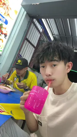 A post by @owen_phc on TikTok caption: หรูสุดก็แค่กะเพราข้างทางดีเเนกะพาหย่างตลาดนัดวันเสาร์  🥣🥤##ผู้บ่าวเสื้อปุ๋ย