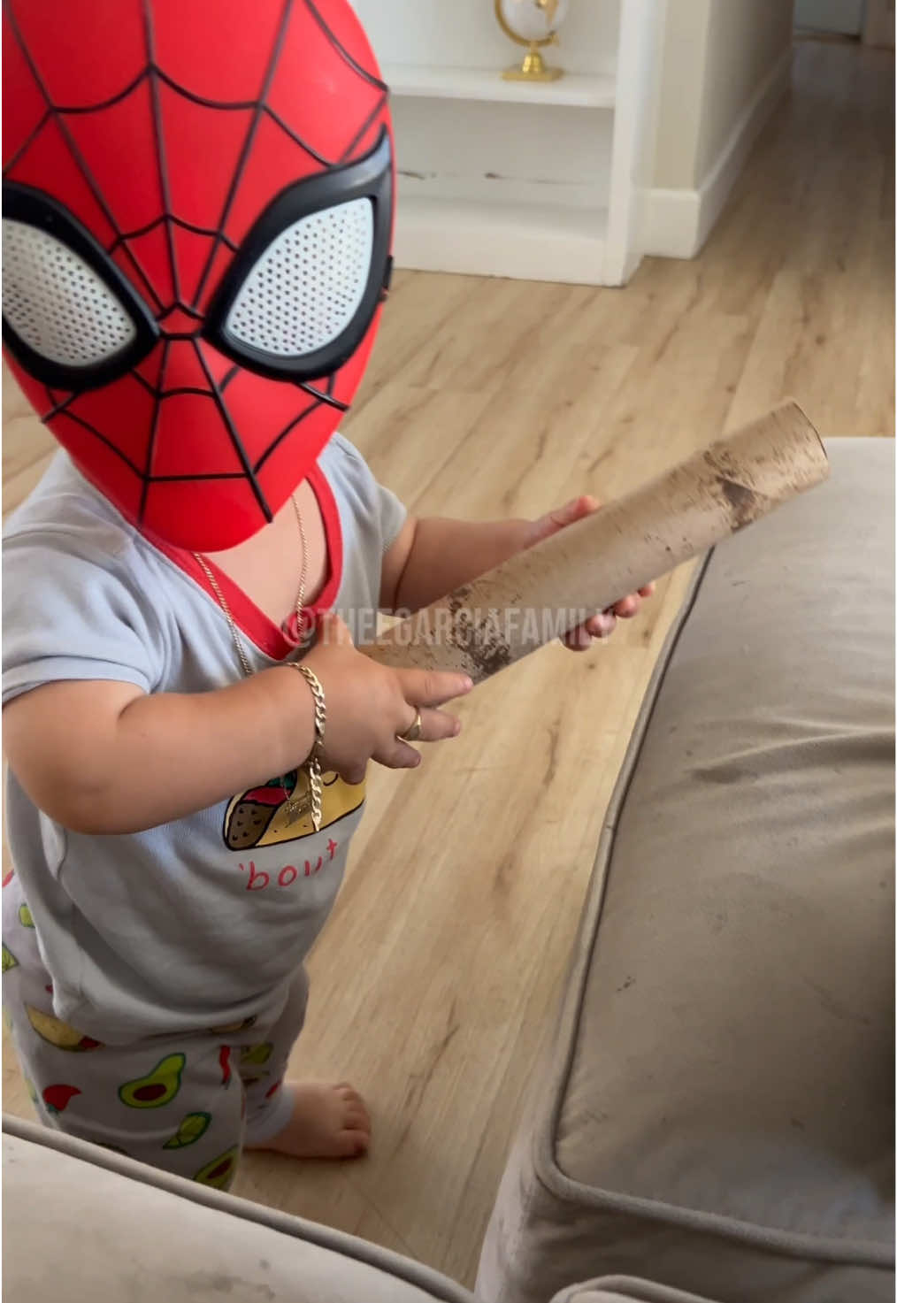 A post by @theegarciafamily on TikTok caption: Tantos juguetes que tienen y juegan con cartón 🤣 #theegarciafamily 
