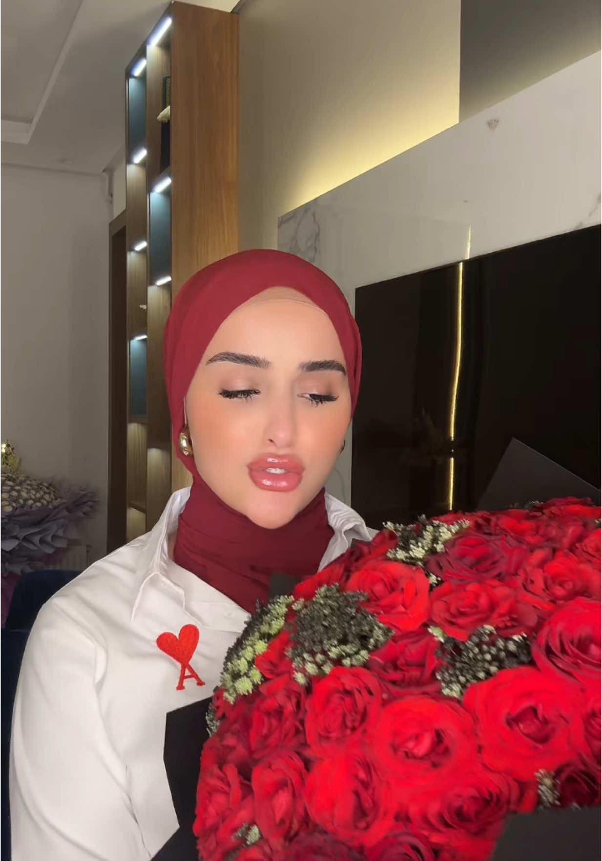 A post by @douhalaribiii on TikTok caption: كم وردة في الفيديو 🫣🤣🥰#اكسبلورexplore #اكسبلور #douhalaribiii❤️ ##bissanismail #اخطي #ترند 