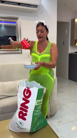 A post by @florezlinis1 on TikTok caption: Le dan comida de perro 