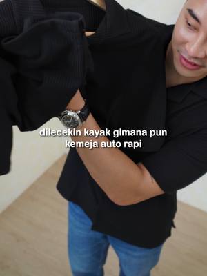 A post by @livehaf.official on TikTok caption: Terbuat dari waffle poly knit yang memiliki pola kotak-kotak, bikin kemeja ini tetap rapi dan gak gampang kusut meskipun dipakai seharian. Minimal punya satu 👌🏻 #Livehaf #YourDailyWear #kemejapria #kemejaknit #kemejalenganpendek