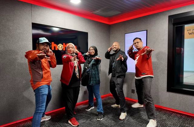 A post by @officialejenali on TikTok caption: Ejen Dato M Nasir, Ejen Ida Rahayu, Ejen Azri Yunus & Chief Ejen Z telah mengaktifkan Ejen Ali The Movie 2 secara LIVE dari KOOL FM pagi tadi! Jualan awal tiket Ejen Ali The Movie 2 kini dibuka. Rebut tempat anda sekarang dan jadi yang terawal menyertai misi ni! BELI SEKARANG di pawagam berhampiran. Satria, Bangkit - Animasi Mempesona, Meledakkan Emosi❗️ Bertindak Segera! 🤜💥🤛 #EjenAliTheMovie2 #MisiRahsia #KOOLFM