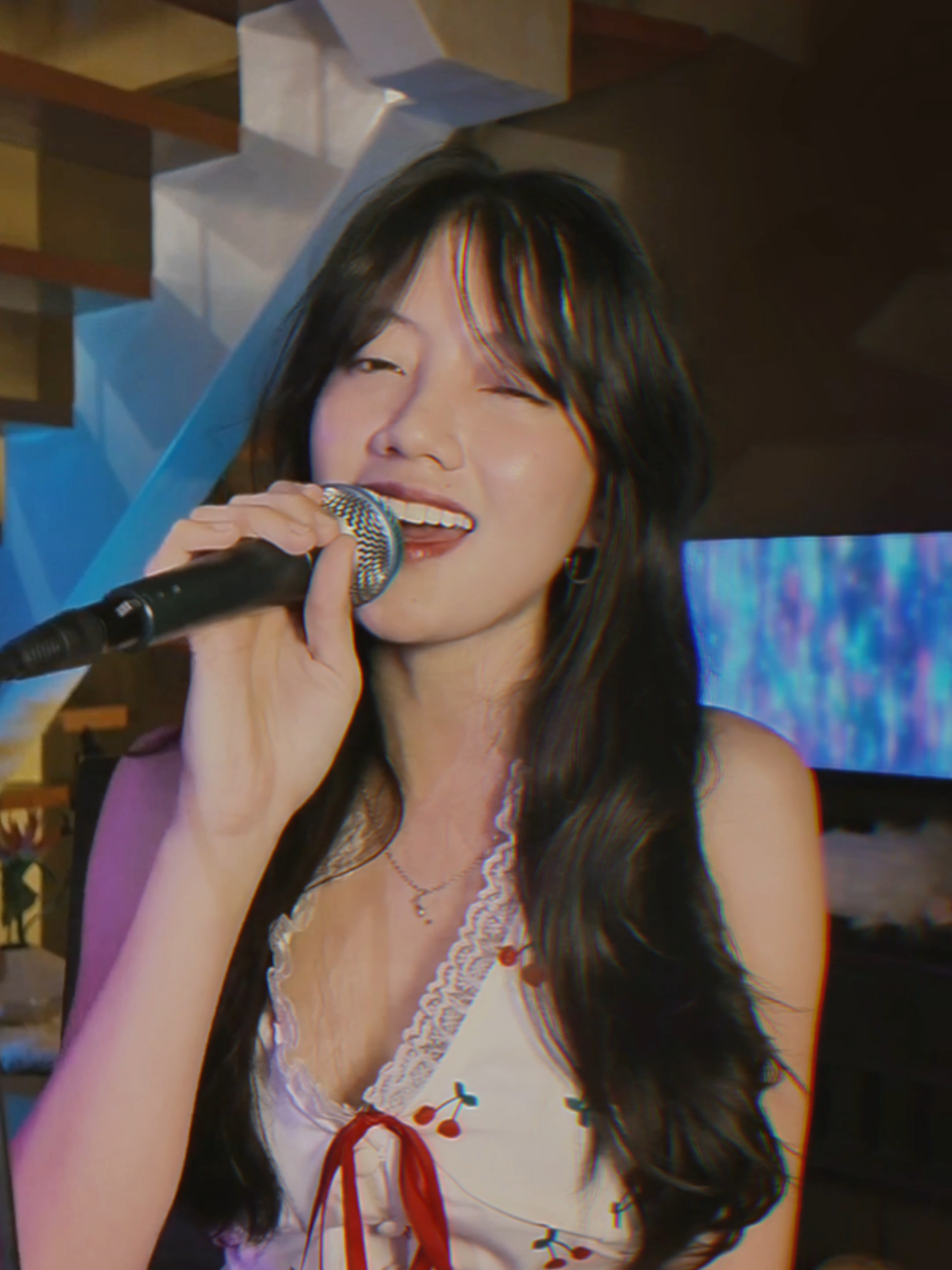A post by @mngnzls on TikTok caption: すれ違うだけでも、十分。