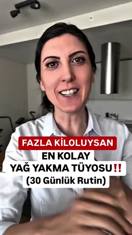 A post by @eliferdenay on TikTok caption: EN KOLAY YAĞ YAKMA TÜYOSU Fazla kilolu olmanın avantajları olduğunu ve sadece on kilo vererek daha zayıf görünebileceğinizi konuşuyoruz. Günde iki buçuk litre su içmenin vücuttan yağ kaybetmenin en hızlı yolu olduğunu ve bunu 50 kişi üzerinde denendiğini anlatıyoruz. Üç hafta boyunca her öğün öncesi üç bardak su içmenin katılımcıların ortalama yedi kilo vermesini sağladığını belirtiyoruz. Bu küçük değişiklikle fazla yağlardan kurtulabileceğinizi ve telkin tekniklerinden de faydalanabileceğinizi söylüyoruz.