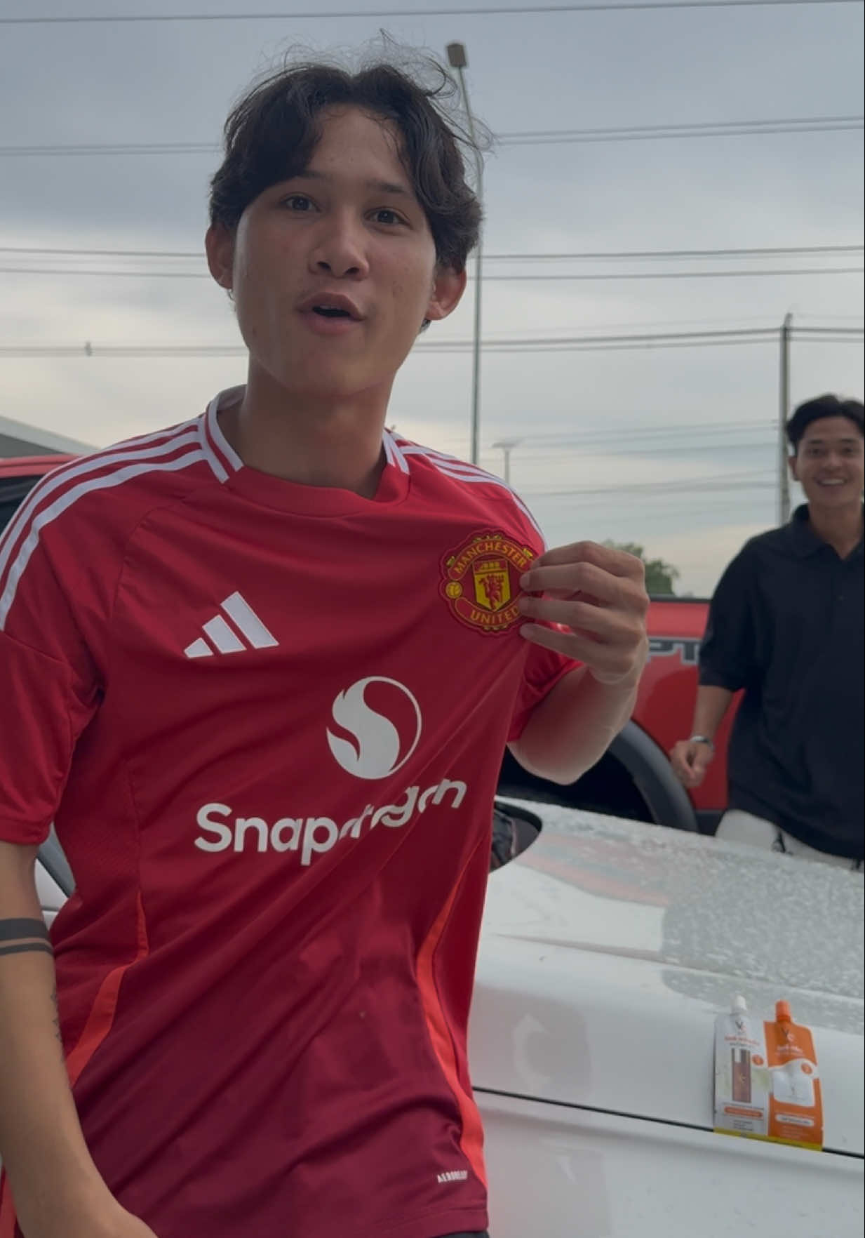 A post by @jjuedjang on TikTok caption: ยังไงก็แชมป์ 🏆❤️👹 #จืดจาง #วัยรุ่นคำมี #แมนยู #ยูโรป้าลีก 